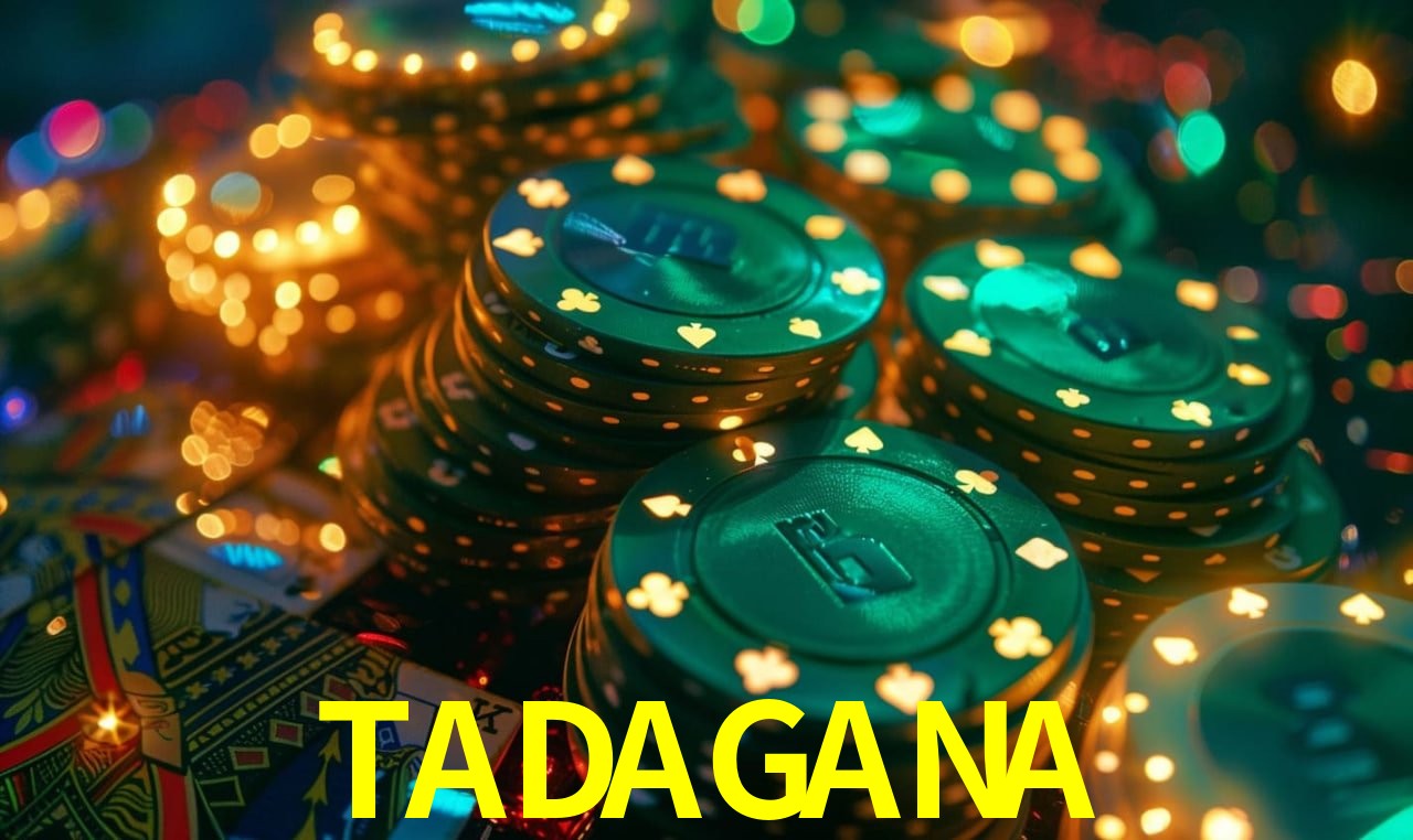 Escena dinámica inspirada en casino con iluminación TADAGANA, cartas, fichas e íconos de juegos digitales en un espacio moderno de juegos.